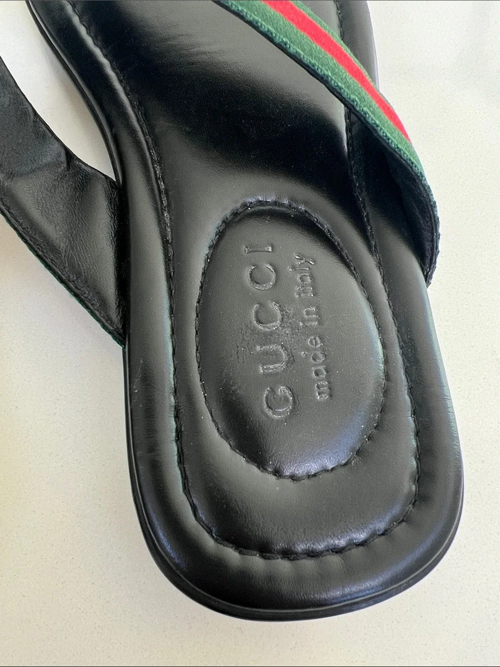 Gucci red and green striped web black leather sandals flip flops men’s 6